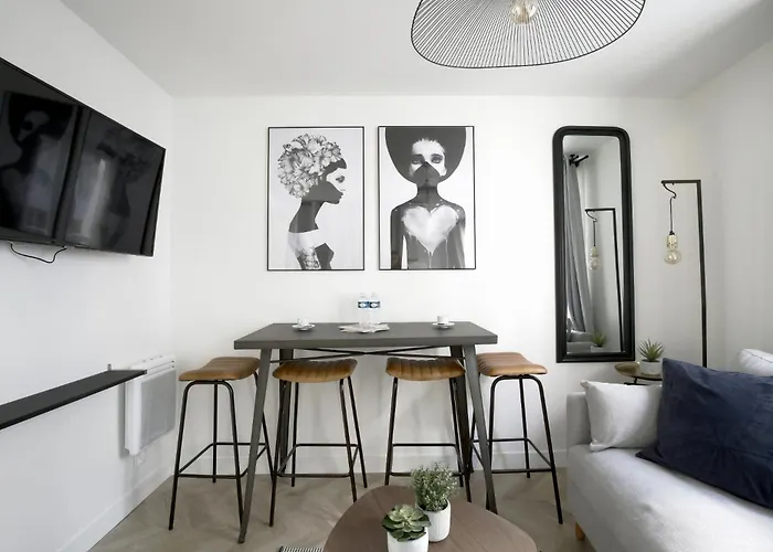 Chill-out On Private Patio In Vintage Masterpiece Apartment Paris