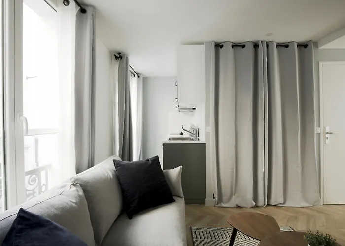 Chill-out On Private Patio In Vintage Masterpiece Apartment Paris